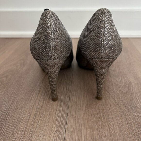 Bandolino Womens High Heels Size 6.5 Light Gold Peep Toe Sparkly Rainaa Pump - Picture 3 of 9